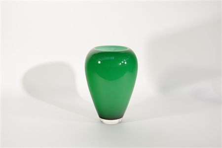 Vaso in vetro incamiciato verde. Produzione recente (h cm 31) (lievi difetti)