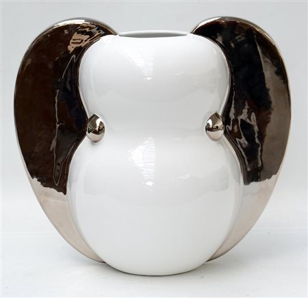 Anna Gili (1960- ) * "Elephant", scultura in ceramica smaltata in bianco e...