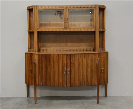 Credenza con vetrina in legno massello e lastronato di noce. Fronti e gambe...