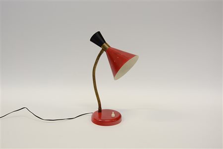 Lampada da tavolo in ottone e alluminio verniciato rosso e nero. Italia, sec...