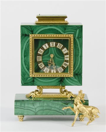 Orologio da tavolo in malachite con applicazioni in bronzo dorato. Entro teca...