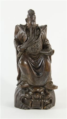 Scultura in legno scolpito raffigurante peronaggio orientale. H. cm. 41.Il...