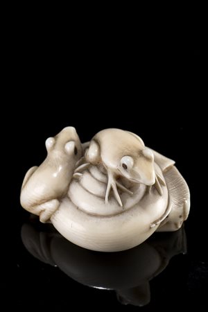 Netsuke in avorio raffigurante due rane e una lumaca, firmato Ransen...