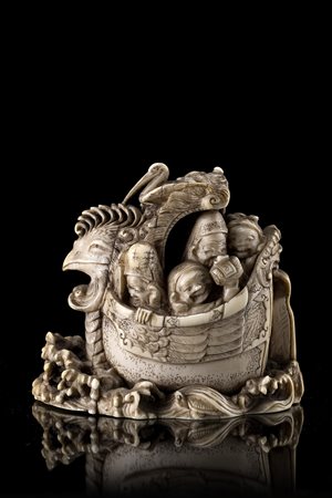 Netsuke in avorio di figure leggendarie su barca tra onde tempestuose,...