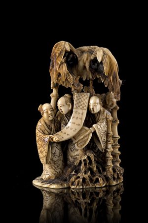 Netsuke in avorio raffigurante saggi con lungo scroll sotto alberi di palma,...