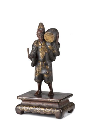 Piccolo bronzo raffigurante suonatore di tamburo, con base in legno Giappone,...