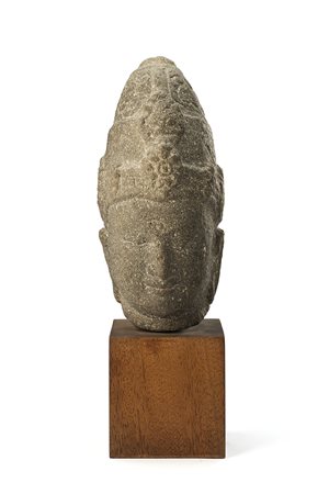 Testa Khmer in pietra grigia, con base in legno A grey stone Khmer head, with...