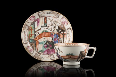 Set di tazza da te e piattino in porcellana policroma, decorato con figure in...