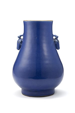 Vaso in porcellana con invetriatura blu polvere di forma arcaica hu, con...