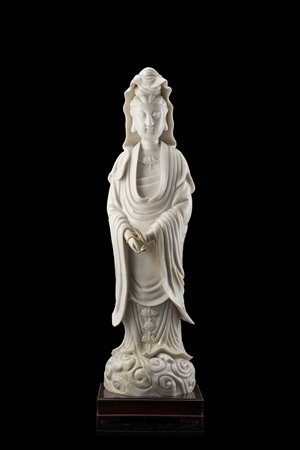 Guanyin in Blanc-de-Chine, con base in legno (difetti e restauri) Cina,epoca...