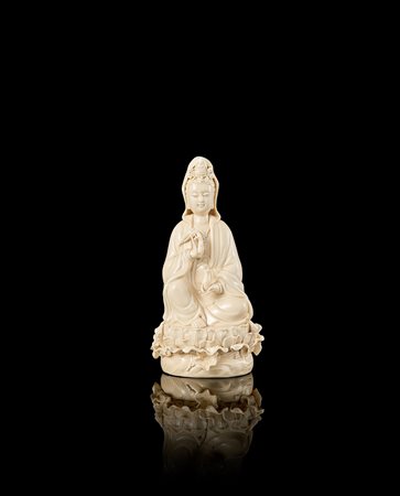 Guanyin in porcellana Blanc-de-Chine raffigurata su base con fiori di loto e...