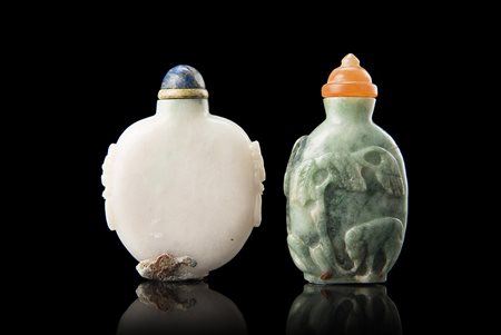 Due snuff bottles in giadeite con decoro intagliato con coperchi Cina, sec....