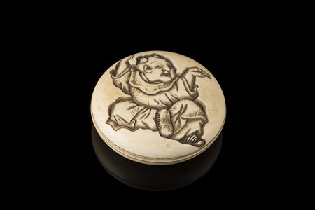 Netsuke manju in avorio, inciso con karako, firmato Giappone, fine sec. XIX...