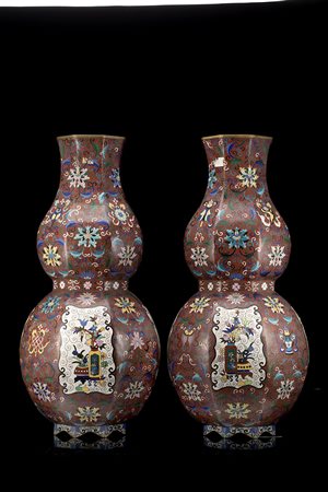 Coppia di vasi in cloisonne a doppia zucca a sezione ottagonale decorati con...