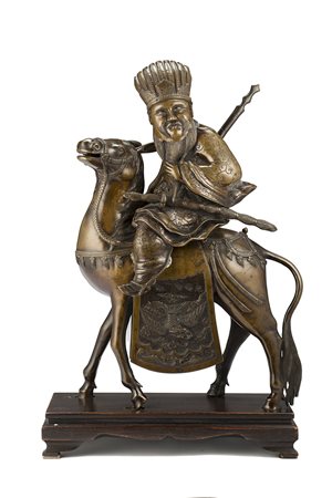 Figura in bronzo di guerriero a cavallo, con base in legno ÅÅ Cina, sec. XIX...