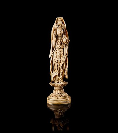 Guanyin con fiore di loto in avorio e sigillo alla base Cina, sec. XX An...