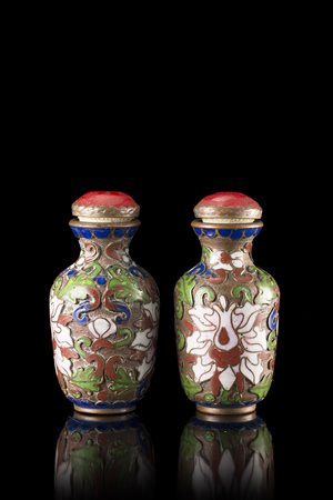 Coppia di snuff bottle in cloisonne con decorazione floreale, con scatola...