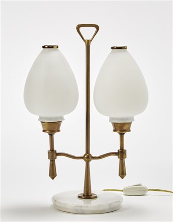Stilnovo (attribuito) Lampada da tavolo in ottone a due luci con paralumi in...