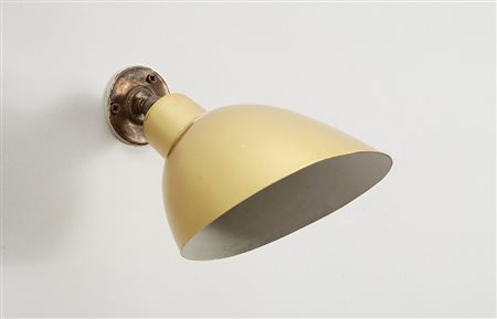 Lampada da parete in alluminio ottonato e ottone. Produzione italiana, anni...