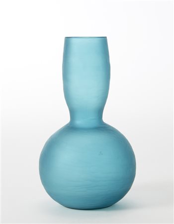 Carlo Scarpa (Venezia 1906 - Sendai 1978) Vaso in vetro battuto azzurro....