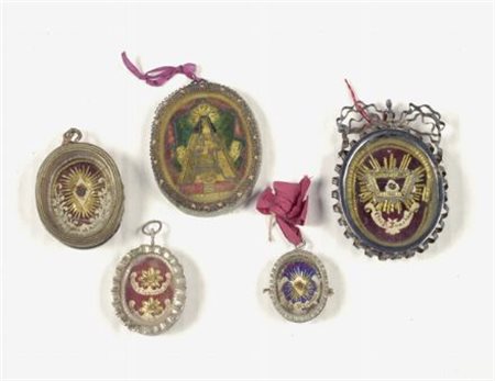 Cinque reliquiari a medaglione, montatura in metallo.