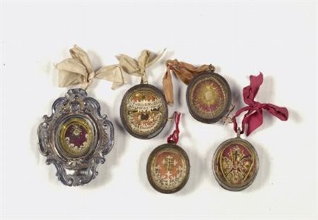 Cinque reliquiari a medaglione, montatura in metallo, di varie epoche e forme.