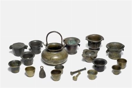 Gruppo di oggetti bronzo composto da piccoli mortai, pesi da bilancia e un...