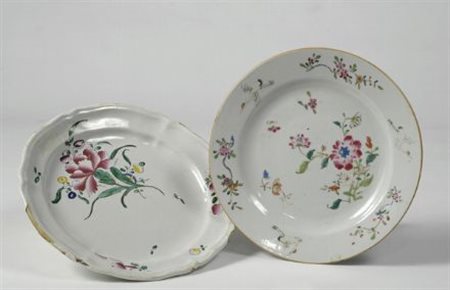 Coppia di piatti in porcellana dipinta, di diversa forma e decorazione,...
