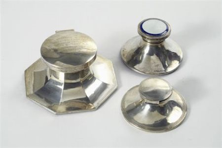 Tre calamai in argento di forma circolare, gr. 1200 ca. Inghilterra inizio XX...