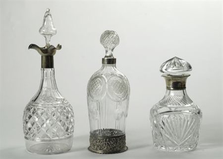Tre bottiglie in cristallo molato con collo in argento, Inghilterra XX sec.