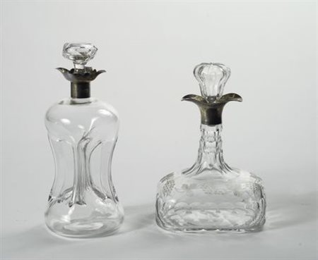 Due flaconi in vetro di varia forma, con becco in argento, Inghilterra XX sec.