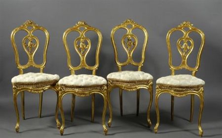 Quattro sedie in legno dorato, spalliera traforata, seduta imbotitta, gambe...