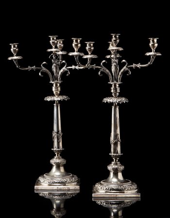 Coppia di candelabri in argento con base quadrata liscia, piede circolare...