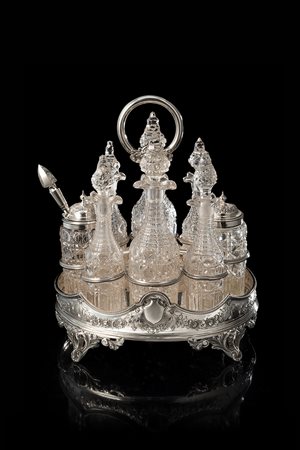 Cruet in argento di forma ovale con sponda bombata e sagomata, decorato con...