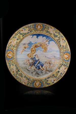 Manifattura Centro Italia. Piatto in maiolica decorato in policromia con...