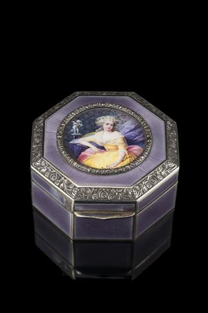 Scatola di forma ottagonale in argento e smalto traslucido viola con dipinto...