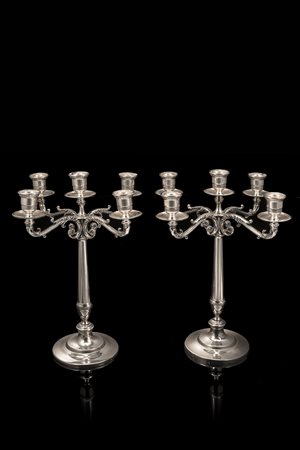 Coppia di candelabri in argento a cinque fiamme, con base circolare, fusto a...