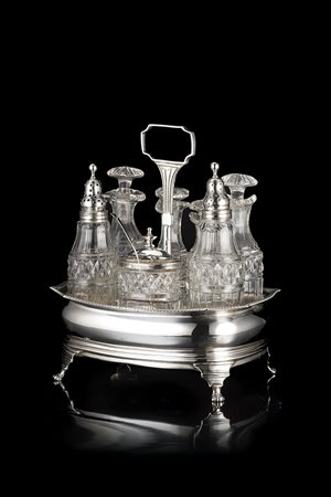 Cruet in argento di forma rettangolare bombata con orlo svasato mistilineo e...