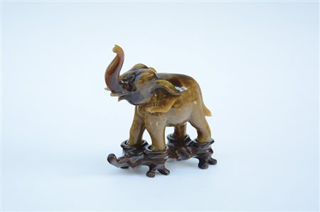 Elefante in pietra dura, con base in legno (difetti) Cina, prima met‡ sec. XX...