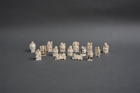 Gruppo di quindici netsuke in avorio, alcuni con firme