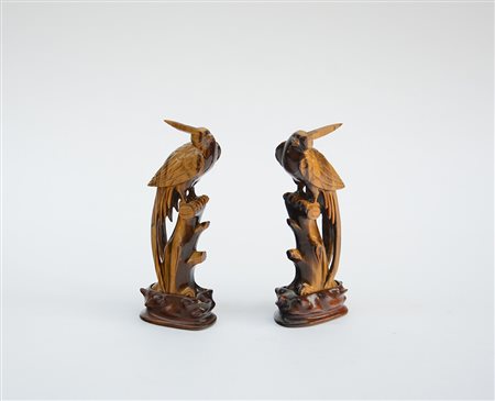 Coppia di volatili in occhio di tigre, con basi in legno (difetti) (h. 19 cm.)