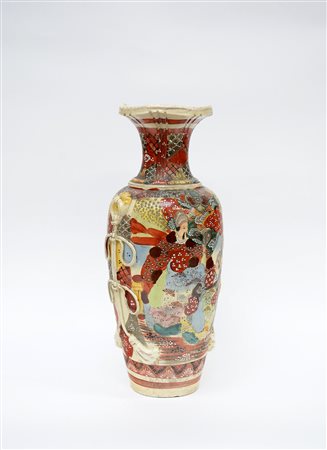 Manifattura orientale. Vaso in ceramica policroma decorato con figure di...