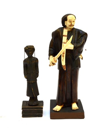 Lotto composto da una scultura in legno e osso raffigurante un samurai e una...