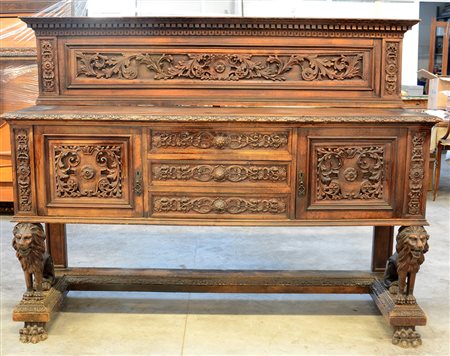 Credenza con alzata "rinascimentale" a due ante e tre cassetti nella parte...