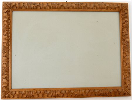 Cornice in legno dolce intagliato a decoro fogliaceo (luce cm 50x70) (lievi...