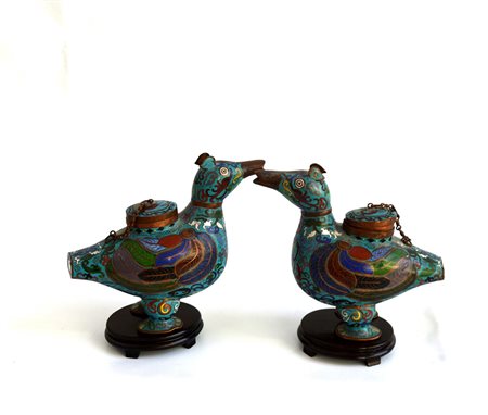 Coppia di anatre in metallo cloisonnÈ, con basi in legno Cina, sec. XX (l. 26...