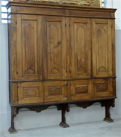 Antica credenza in noce a otto ante pannellate. Parte superiore a quattro...