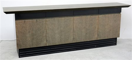 Credenza di linea moderna in legno laccato lucido a quattro ante e quattro...