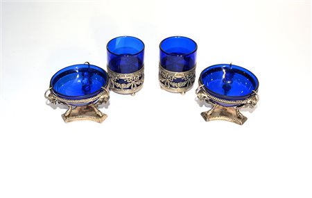 Due coppie di saliere in argento con vaschette in vetro blu. Francia e...