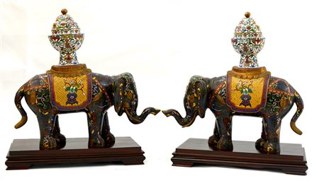 Coppia di bracieri a forma di elefante in metallo cloisonne decorato con...